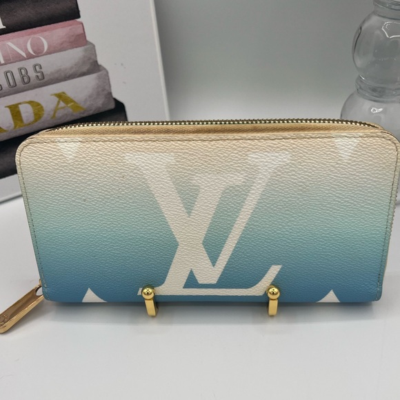 Louis Vuitton LV Rare “By the Pool” Large Zippy Wallet - with COA - Picture 4 of 16